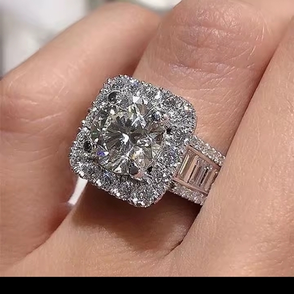 Elegant Silver Women's Ring - Picture 2 of 6